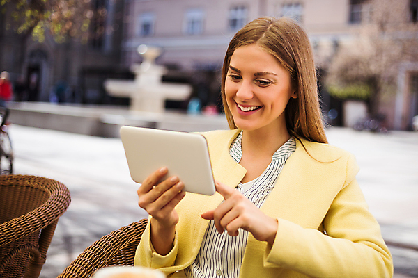 포토 JPG 해외이미지 백인 라이프스타일 응시 여자 행복 통신 청소년 휴식 한명 미소 앉기 성인 야외 가로 컴퓨터 태블릿 독서 노란색 유행 식당 카페 잡기 도시 바 비즈니스우먼 시티라이프 타운 단절 스타일 해외포토 서양인 1 시선 감정 컬러 컨셉 비즈니스 모션 표정 사람 생활 전자제품 스마트기기 상점 직장인 파일형식 이미지허브