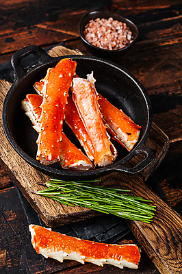 포토 JPG 해외이미지 그릇 실내 사람없음 해물요리 냄비 해산물 소금 로즈메리 게다리 나무도마 나무배경 해외포토 식기 음식 백그라운드 도마 내부 목재 게 솥 허브 파일형식 이미지허브