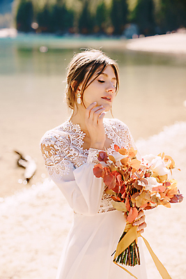 포토 JPG 해외이미지 서양인 여자 신부 부케 웨딩드레스 자연 결혼식 한명 들기 손짓 상반신 성인 해변 야외 앞모습 성인여자한명만 웨딩촬영 해외포토 외국인 1 드레스 바다 뷰포인트 꽃다발 결혼 모션 사람 생태계 기념사진 여자한명만 성인여자만 파일형식 이미지허브