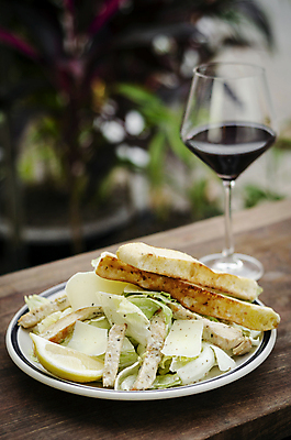 포토 JPG 해외이미지 접시 음식 백그라운드 유리 탁자 건강 사람없음 와인 정원 치킨 샐러드 시골 닫기 유기농 심플 시저샐러드 해외포토 식기 웰빙 가구 모션 재질 주류 닭고기요리 파일형식 이미지허브