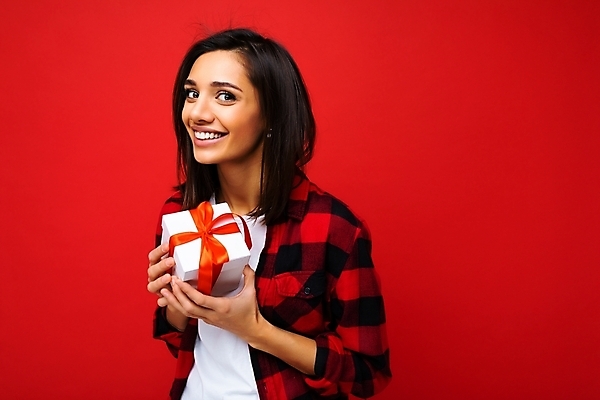 포토 JPG 해외이미지 여자 행복 리본 크리스마스 휴가 새로움 새해 기념 선물 한명 미소 이벤트 장식 선물상자 빛 상자 파티 희망 놀람 기쁨 꿈 축하 생일 포장소품 해외포토 1 기념일 감정 컨셉 포장 표정 사람 오브젝트 포장재료 파일형식 이미지허브