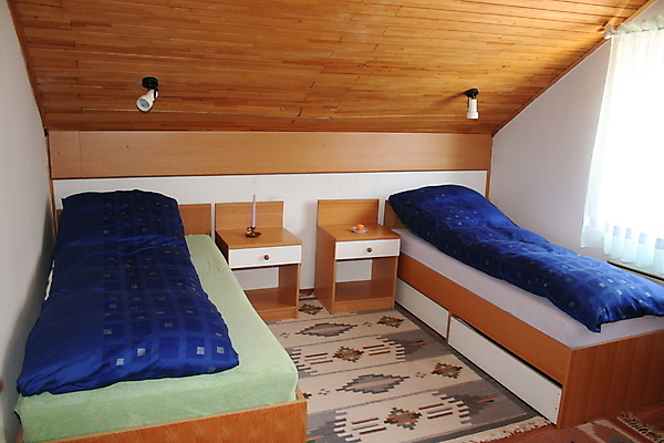 포토 JPG 해외이미지 디자인 여행 가구 비즈니스 베개 침구 탁자 호텔 휴가 휴식 아파트 주택 실내 사람없음 내부 장식 가로 빛 카펫 침실 방 낭만 침대 램프 잠 커튼 클래식 고급 우아함 쌍둥이 시트 리빙 여관 더블 안락 해외포토 생활용품 컨셉 가족 숙소 조명 건물 파일형식 이미지허브