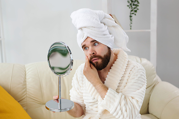 포토 JPG 해외이미지 남자 수염 한명 들기 상반신 성인 소파 수건 뷰티 놀람 거울 가리킴 목욕가운 스킨케어 성인남자한명만 해외포토 1 감정 의자 모션 표정 사람 손짓 위생용품 가운 남자한명만 성인남자만 파일형식 이미지허브