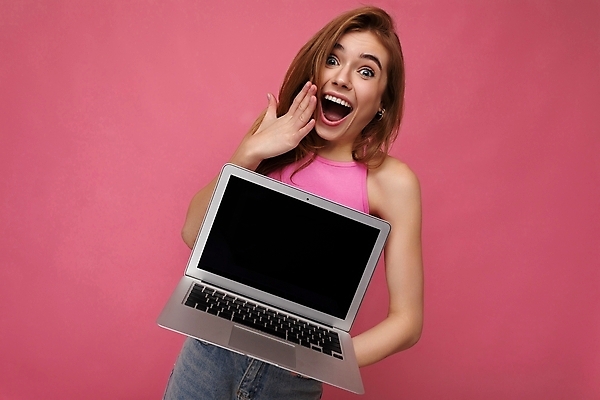 포토 JPG 해외이미지 직업 학생 교육 행복 인터넷 텍스트 기술 한명 노트북 스터디 컴퓨터 디지털 타이핑 업무 작업 휴대용 자르기 무선전화기 만족 전자 온라인 타입 프리랜서 사용자 해외포토 1 감정 모션 사람 전자제품 학습 전화기 오브젝트 파일형식 이미지허브