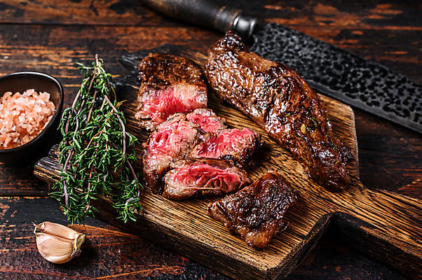 포토 JPG 해외이미지 단면 실내 마늘 스테이크 비프스테이크 사람없음 소고기 슬라이스 식칼 나무도마 백리향 나무배경 핑크솔트 해외포토 백그라운드 채소 주방용품 도마 서양음식 육류 내부 목재 소금 파일형식 이미지허브