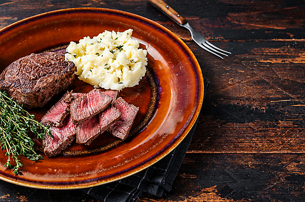 포토 JPG 해외이미지 접시 포크 단면 실내 스테이크 비프스테이크 사람없음 소고기 슬라이스 매시드포테이토 백리향 나무배경 해외포토 식기 백그라운드 서양음식 육류 내부 파일형식 이미지허브