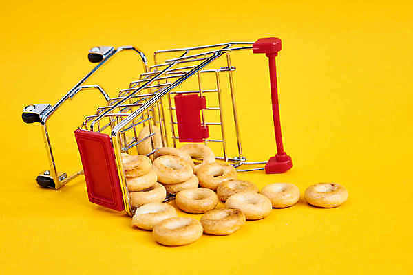 포토 JPG 해외이미지 실내 사람없음 쇼핑카 미니어처 오브젝트 베이글 쏟아짐 넘어짐 노란배경 해외포토 빵 백그라운드 모션 내부 쇼핑 노란색 모형 카트 파일형식 이미지허브