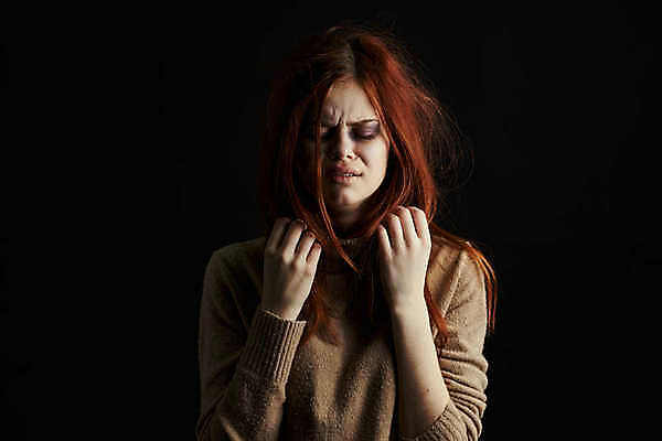 포토 JPG 해외이미지 여자 실내 한명 상반신 성인 앞모습 눈감음 슬픔 찡그림 우울감 우울증 힘듦 성인여자한명만 해외포토 1 감정 뷰포인트 컨셉 모션 표정 사람 내부 질병 여자한명만 성인여자만 파일형식 이미지허브