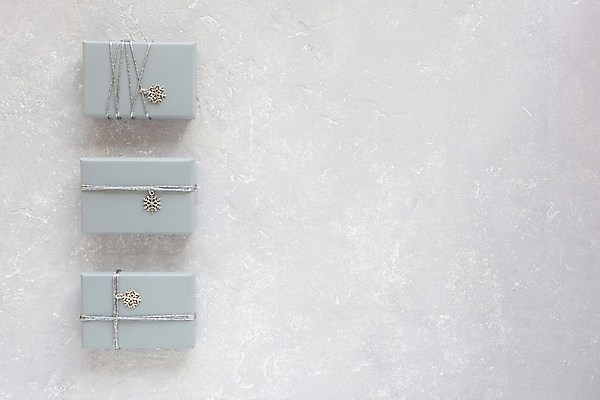 포토 JPG 해외이미지 배너 리본 밧줄 줄 컨셉 크리스마스 2 회색배경 추상 새해 아이디어 3 선물 사람없음 장식 빛 파티 상점 금속 희망 회색 축하 눈송이 은색 12월 보석 오브젝트 테이프 패키지 구성 파스텔톤 팬던트 스타일 플랫레이 카피스페이스 해외포토 기념일 감정 컬러 백그라운드 무늬 재질 문구용품 눈_날씨 이벤트 공백 날짜 플랫 광석 파일형식 이미지허브