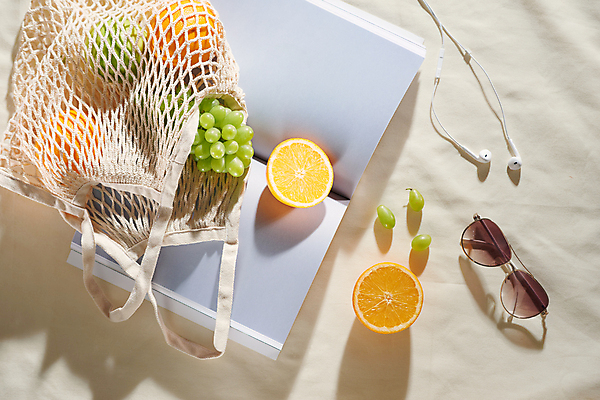 포토 JPG 해외이미지 이어폰 오렌지 단면 실내 사람없음 책 빛 하이앵글 선글라스 담기 청포도 네트백 해외포토 안경 뷰포인트 음향기기 가방 과일 모션 포도 내부 파일형식 이미지허브