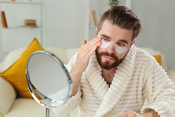 포토 JPG 해외이미지 남자 수염 한명 상반신 성인 뷰티 거울 목욕가운 스킨케어 붙이기 아이팩 성인남자한명만 해외포토 1 모션 사람 가운 남자한명만 성인남자만 파일형식 이미지허브