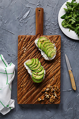 포토 JPG 해외이미지 그릇 채소 과일 사람없음 하이앵글 신선 유기농 호두 토스트 아보카도 과도 나무도마 해외포토 식기 웰빙 빵 뷰포인트 도마 목재 견과류 파일형식 이미지허브