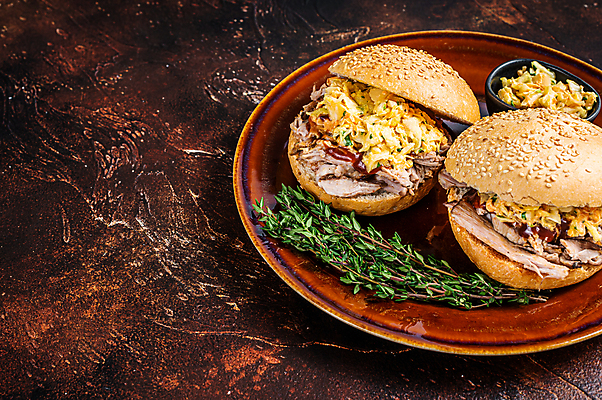 포토 JPG 해외이미지 음식 채소 양파 도마 샌드위치 육류 돼지고기 요리 사람없음 갈색 검은색 식사 어둠 샐러드 소고기 햄버거 시골 뜨거움 그릴 바비큐 굽기 매움 피클 느림 따기 번 짠맛 핸드메이드 카피스페이스 해외포토 빵 컬러 식재료 주방용품 패스트푸드 공백 맛 구이 절임 파일형식 이미지허브