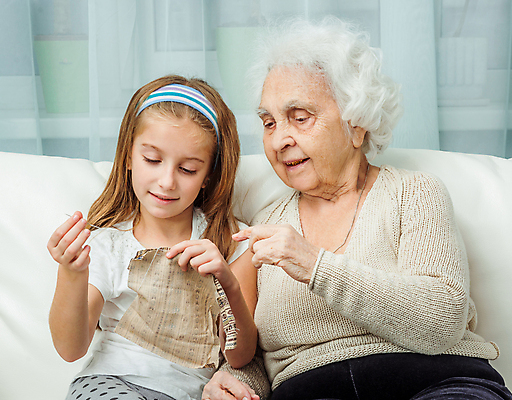 포토 JPG 해외이미지 응시 여자 노년 할머니 어린이 가족 손녀 실내 들기 앉기 상반신 두명 앞모습 소파 가리킴 가르침 바느질 조부모 여자만 해외포토 시선 교육 뷰포인트 의자 관계 모션 사람 손짓 성인 내부 손주 파일형식 이미지허브