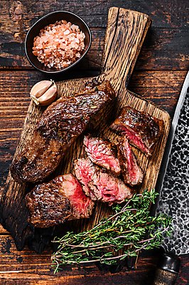 포토 JPG 해외이미지 단면 실내 마늘 스테이크 비프스테이크 사람없음 하이앵글 소고기 슬라이스 식칼 나무도마 백리향 나무배경 핑크솔트 해외포토 뷰포인트 백그라운드 채소 주방용품 도마 서양음식 육류 내부 목재 소금 파일형식 이미지허브