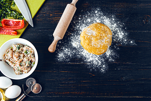 포토 JPG 해외이미지 전통 음식 백그라운드 재료 탁자 파스타 건강 요리 사람없음 주방 요리사 이탈리아 신선 준비 날것 반죽 만들기 밀가루 레시피 라비올리 생식 핸드메이드 해외포토 직업 유럽 가구 모션 서양음식 가루 파일형식 이미지허브