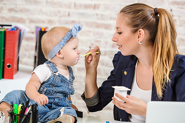 포토 JPG 해외이미지 여자 들기 앉기 상반신 성인 두명 옆모습 노트북 사무실 숟가락 아기 업무 먹여주기 연필꽂이 바쁨 워킹맘 요거트 서류파일 여자만 해외포토 뷰포인트 비즈니스 모션 엄마 문구용품 유제품 수저 사람 전자제품 사무용품 작업 비즈니스우먼 먹기 파일형식 이미지허브