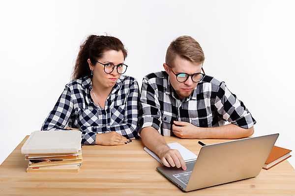 포토 JPG 해외이미지 학생 라이프스타일 손 커플 교육 남자 유럽 안경 40대 백그라운드 컨셉 셔츠 놀이 탁자 사람 성인 두명 목재 책 30대 노트북 우주 검은색 기쁨 회색 흰색 표현 싸움 고립 스타일 해외포토 나무 잡화 감정 나라 컬러 중년 가구 상의 재료 관계 모션 생활 신체부위 장년 전자제품 파일형식 이미지허브