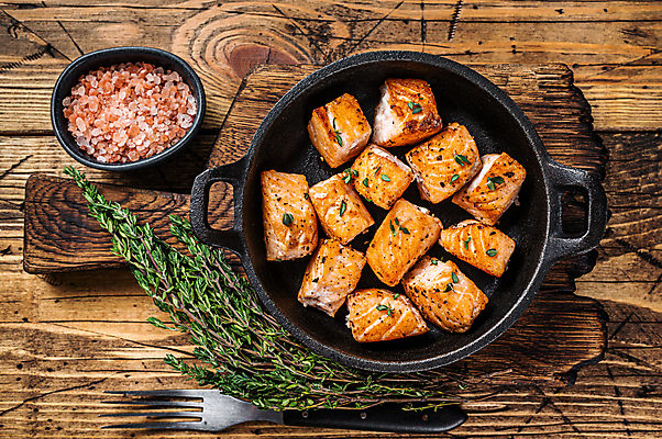 포토 JPG 해외이미지 그릇 포크 실내 사람없음 하이앵글 냄비 허브 연어 연어요리 나무배경 핑크솔트 해외포토 식물 식기 음식 뷰포인트 백그라운드 어류 내부 솥 소금 파일형식 이미지허브