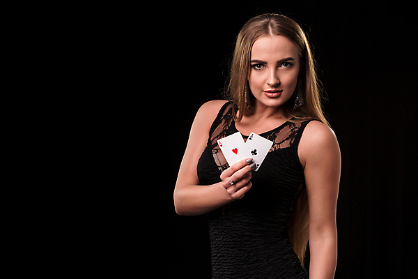 포토 JPG 해외이미지 백인 응시 여자 놀이 검은배경 한명 들기 성인 잡기 트럼프 행운 도박 카지노 포커 보여주기 도박장 겜블 승자 플레이어 성인여자한명만 유흥 해외포토 서양인 1 시선 백그라운드 컨셉 모션 사람 놀이용품 검은색 게임 여자한명만 성인여자만 파일형식 이미지허브