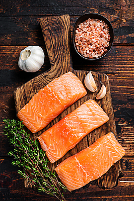 포토 JPG 해외이미지 그릇 재료 실내 마늘 사람없음 하이앵글 허브 날것 연어 토막 나무도마 나무배경 핑크솔트 해외포토 식물 식기 뷰포인트 백그라운드 채소 도마 어류 내부 목재 소금 파일형식 이미지허브