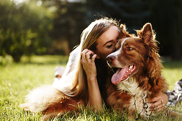 포토 JPG 해외이미지 주간 한마리 여자 행복 반려견 엎드리기 휴식 키스 함께함 한명 잔디 상반신 성인 야외 앞모습 아웃포커스 친구 반려동물 강아지 성인여자한명만 해외포토 자연요소 식물 동물 1 감정 뷰포인트 컨셉 관계 모션 촬영기법 사람 개 애정표현 여자한명만 성인여자만 파일형식 이미지허브