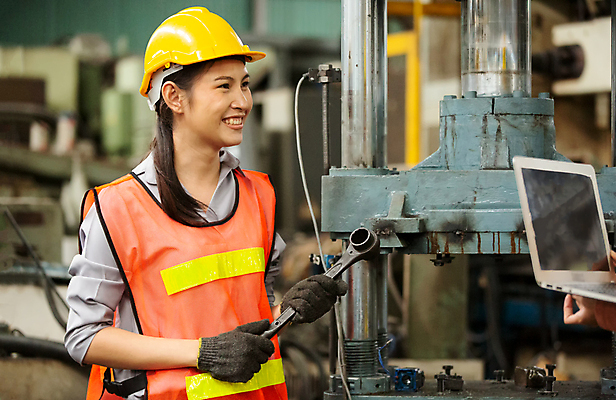 포토 JPG 해외이미지 식물 직업 여자 남자 산업 공장 노동자 직장 한명 안전 사람 노트북 컴퓨터 금속 기계 재킷 장비 업무 작업실 기술자 엔지니어 제조 감독 안전모 헬멧 건축가 토론 창고 시설 무거움 공학 개발 해외포토 1 교육 회사 공업 재질 전자제품 외투 작업 무게 안전장비 보호장비 파일형식 이미지허브