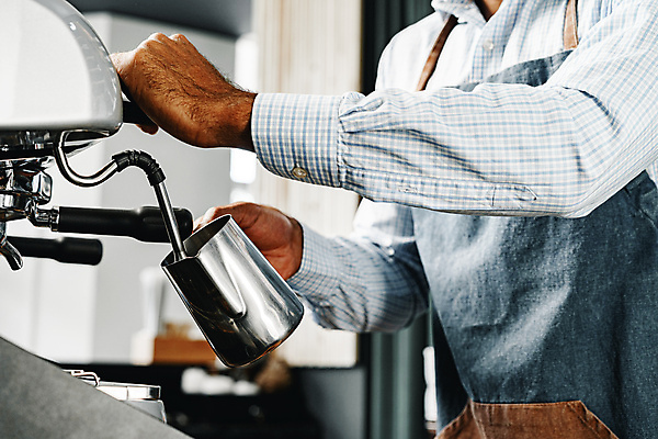 포토 JPG 해외이미지 남자 실내 한명 들기 상반신 성인 옆모습 아웃포커스 카페 우유 잡기 거품기 바리스타 성인남자한명만 우유스팀기 해외포토 직업 1 뷰포인트 모션 주방용품 유제품 촬영기법 사람 내부 상점 커피용품 남자한명만 성인남자만 파일형식 이미지허브