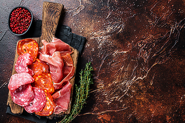 포토 JPG 해외이미지 실내 사람없음 하이앵글 햄 나무도마 백리향 살라미 카피스페이스 갈색배경 해외포토 뷰포인트 백그라운드 도마 육류 내부 목재 갈색 공백 파일형식 이미지허브