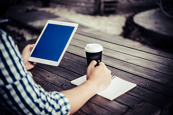 포토 JPG 해외이미지 교육 남자 커피 컨셉 비즈니스 탁자 관리 사람 사람없음 목재 컵 노트북 독서 알약 우주 디지털 스크린 공백 비즈니스맨 전자책 닫기 책상 거짓 해외포토 나무 식기 음료 가구 재료 모션 전자제품 약 직장인 파일형식 이미지허브