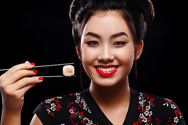 포토 JPG 해외이미지 라이프스타일 손 문화 얼굴 음식 조각 백그라운드 오렌지 젓가락 밥 오이 실내 어류 한명 사람 인종 성인 빨간색 초록색 뷰티 유행 일본 식사 초밥 흰색 입 먹기 해산물 입술 준비 날것 정사각형 치수 서빙 연어 동쪽 해외포토 도형 1 아시아 컬러 채소 과일 모션 수저 내부 생활 신체부위 수중동물 방향 일본음식 파일형식 이미지허브