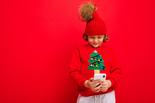 포토 JPG 해외이미지 나무 감정 크리스마스 인터넷 새해 한명 소년 빨간색 스마트폰 세일 어플리케이션 온라인 해외포토 식물 1 기념일 남자 어린이 컬러 사람 핸드폰 스마트기기 파일형식 이미지허브