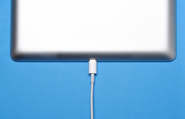 포토 JPG 해외이미지 모바일 기술 사람없음 파란색 전자제품 컴퓨터 태블릿 알약 디지털 힘 코드 은색 연결 오브젝트 포트 충전 충전기 해외포토 컬러 스마트기기 약 기계 파일형식 이미지허브