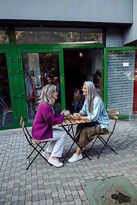 포토 JPG 해외이미지 백인 여자 행복 커피 음료 관계 탁자 휴식 거리 함께함 대화 미소 사람 앉기 동양인 성인 야외 두명 머리카락 식당 우정 카페 회색 가을 도시 시간 맛 작음 긍정 동반자 비용 해외포토 서양인 계절 감정 컬러 가구 컨셉 모션 표정 말하기 인종 경제 친구 머리 상점 크기 파일형식 이미지허브