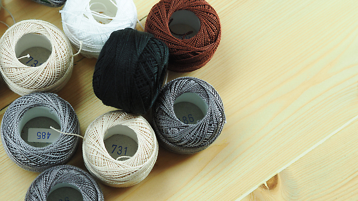 포토 나무 손 컬러 무늬 재료 모션 문화예술 사람 취미 신체부위 도구 직물 작업 공예 파일형식 사람없음 JPG 해외이미지 DIY 목재 프레임 천 실 자수 재단 수공예 바느질 만들기 테두리 캔버스 미술 바늘 백그라운드 땀 핸드메이드 흰색 디자인 패턴 장식 십자가 업무 손가락 여자 면 유행 해외포토 이미지허브