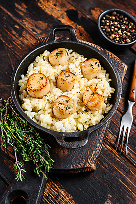 포토 JPG 해외이미지 그릇 포크 실내 사람없음 해물요리 냄비 허브 해산물 후추 관자 나무도마 리조또 나무배경 해외포토 식물 식기 음식 백그라운드 도마 내부 목재 솥 향신료 파일형식 이미지허브