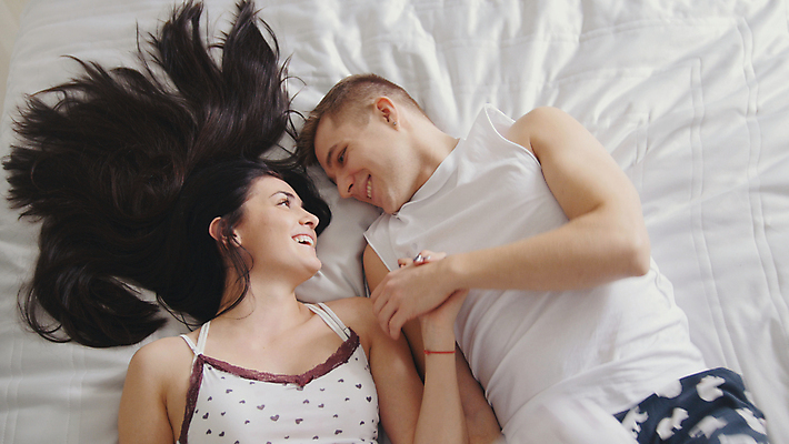 포토 JPG 해외이미지 라이프스타일 커플 여자 남자 행복 감정 결혼 장난 관계 놀이 호텔 아침 남편 친절 키스 주택 함께함 실내 사랑 미소 웃음 사람 두명 침실 방 낭만 만지기 터치 신혼여행 침대 아내 타격 해외포토 주간 가구 컨셉 모션 숙소 표정 이벤트 내부 건물 생활 애정표현 파일형식 이미지허브