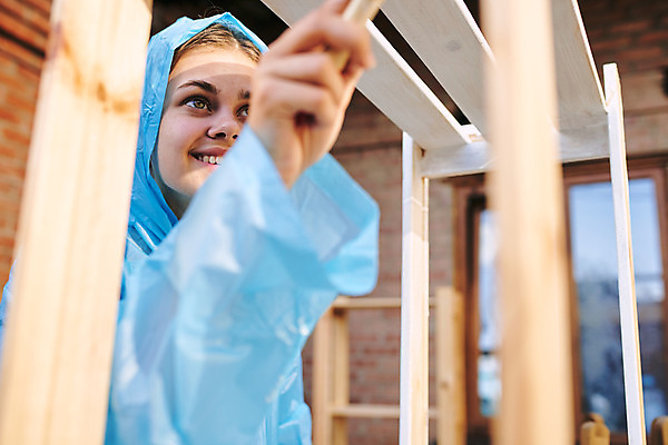 포토 JPG 해외이미지 여자 한명 들기 상반신 성인 목재 옆모습 올려보기 페인트칠 바르기 페인트붓 목공예 목재가구 셀프 성인여자한명만 셀프인테리어 해외포토 나무 1 뷰포인트 가구 재료 모션 페인팅 사람 인테리어 붓 공예 여자한명만 성인여자만 파일형식 이미지허브