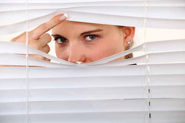 포토 JPG 해외이미지 손 얼굴 손가락 한명 들기 사람 초록색 뷰티 흰색 관찰 블라인드 바 피부 만족 호기심 코 귀 인덱스 숨기 스파이 시각장애인 해외포토 레이스천 1 감정 컬러 컨셉 모션 신체부위 직물 커튼 장애인 파일형식 이미지허브