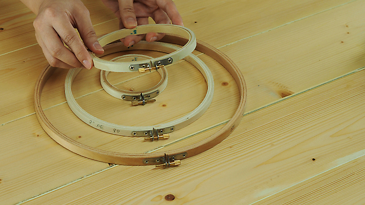 포토 나무 손 컬러 무늬 재료 모션 문화예술 사람 취미 신체부위 도구 직물 작업 공예 파일형식 사람없음 JPG 해외이미지 DIY 목재 프레임 천 실 자수 재단 수공예 바느질 만들기 테두리 캔버스 미술 바늘 백그라운드 땀 핸드메이드 흰색 디자인 패턴 장식 십자가 업무 손가락 여자 면 유행 해외포토 이미지허브