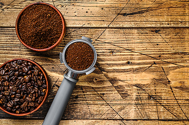 포토 JPG 해외이미지 실내 사람없음 하이앵글 원두 커피가루 포타필터 카피스페이스 나무배경 해외포토 커피 뷰포인트 백그라운드 내부 공백 가루 커피용품 파일형식 이미지허브