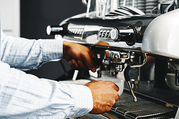 포토 JPG 해외이미지 손 실내 신체부위 카페 잡기 커피메이커 바리스타 에스프레소머신 추출 해외포토 직업 모션 사람 내부 상점 커피용품 파일형식 이미지허브