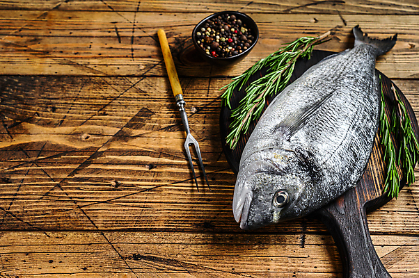 포토 JPG 해외이미지 포크 사람없음 허브 향신료 날것 도미 로즈메리 나무도마 통후추 나무배경 해외포토 식물 식기 백그라운드 도마 어류 목재 후추 향미료 파일형식 이미지허브