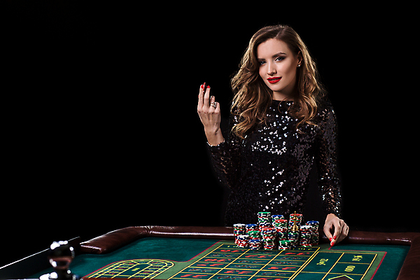 포토 JPG 해외이미지 백인 응시 여자 놀이 탁자 검은배경 한명 들기 성인 잡기 트럼프 행운 도박 카지노 포커 보여주기 도박장 겜블 플레이어 성인여자한명만 유흥 해외포토 서양인 1 시선 가구 백그라운드 컨셉 모션 사람 놀이용품 검은색 게임 여자한명만 성인여자만 파일형식 이미지허브