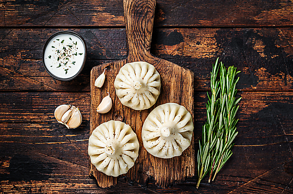 포토 JPG 해외이미지 마늘 사람없음 하이앵글 만두 로즈메리 나무도마 소스그릇 나무배경 해외포토 그릇 음식 뷰포인트 백그라운드 채소 도마 목재 허브 파일형식 이미지허브