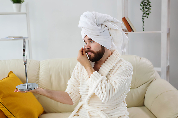 포토 JPG 해외이미지 응시 남자 수염 한명 들기 상반신 성인 옆모습 수건 뷰티 거울 목욕가운 바르기 스킨케어 성인남자한명만 해외포토 1 시선 뷰포인트 모션 사람 위생용품 가운 남자한명만 성인남자만 파일형식 이미지허브