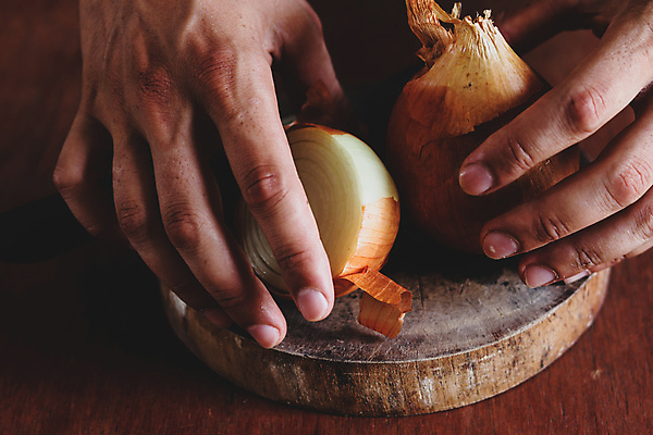 포토 JPG 해외이미지 라이프스타일 손 백그라운드 컨셉 농업 다이어트 채소 재료 양파 건강 요리 사람없음 주방 신선 닫기 준비 유기농 날것 채식주의자 해외포토 웰빙 산업 모션 생활 신체부위 채식 파일형식 이미지허브