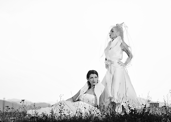 포토 JPG 해외이미지 모델 라이프스타일 손 드레스 여자 꽃 행복 꽃다발 결혼 컨셉 자연 결혼식 천사 함께함 3 사랑 미소 사람 성인 사람없음 야외 달리기 뷰티 유행 일몰 경쟁 꿈 흰색 잡기 아내 그룹 던지기 베일 무료 혼자 해외포토 레이스천 식물 옷 감정 컬러 모션 표정 이벤트 생활 신체부위 노을 직물 생태계 파일형식 이미지허브