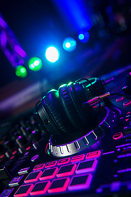 포토 JPG 해외이미지 음악 음향기기 사람없음 헤드셋 장비 DJ 제어 사운드믹서 해외포토 문화예술 전자제품 헤드폰 파일형식 이미지허브