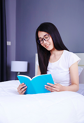포토 JPG 해외이미지 백인 1 라이프스타일 여자 교육 행복 안경 백그라운드 베개 태국 아침 휴식 주택 한국 실내 한명 미소 사람 동양인 성인 내부 책 스터디 독서 뷰티 일본 중국 침실 방 흰색 침대 스마트 읽기 거짓말 해외포토 주간 서양인 잡화 감정 아시아 컬러 가구 컨셉 침구 모션 표정 인종 건물 생활 학습 파일형식 이미지허브